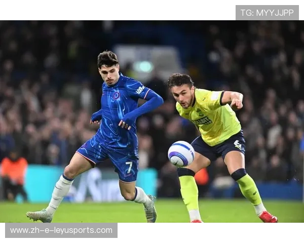 切尔西边路穿插配合，帕尔默回传队友补射成功