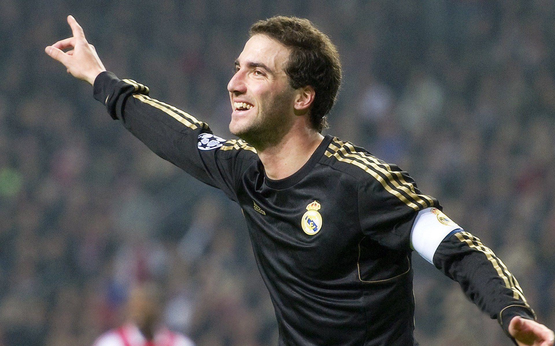 世界读书日“图书馆台阶跑” 参与者一圈一层读一页书